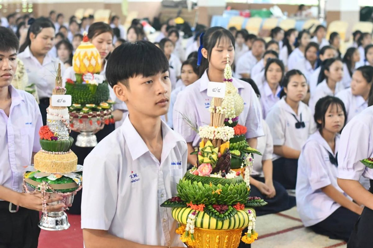 วันไหว้ครู พานไหว้ครูของนักเรียน