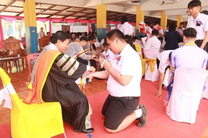 พิธีผูกข้อมือให้นักเรียน