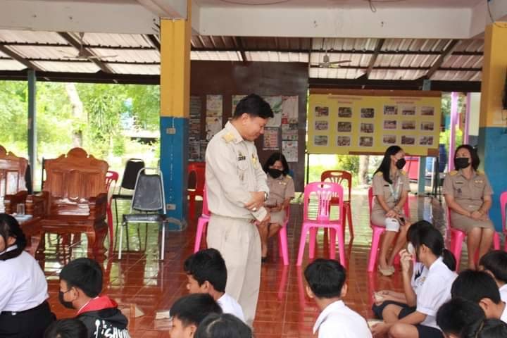 มอบของให้นักเรียน