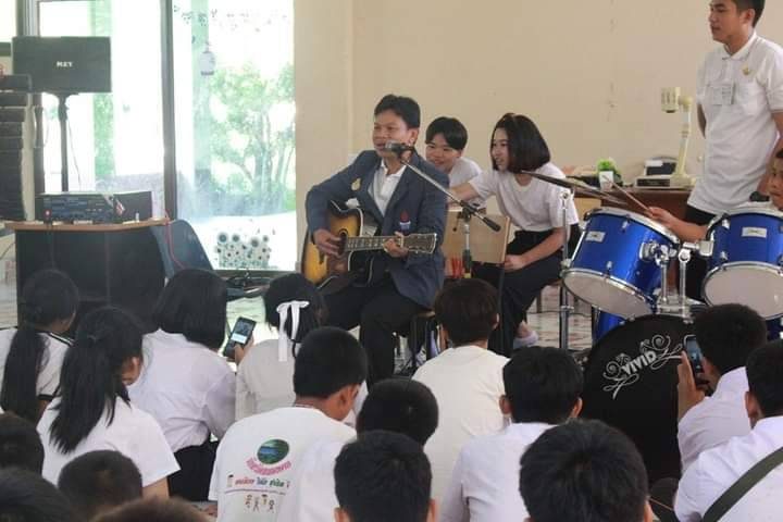 เล่นดนตรีร่วมกับนักเรียน
