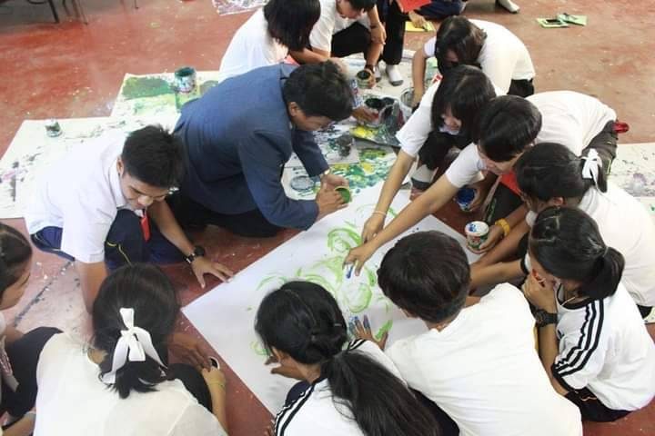ทำกิจกรรมกลุ่มร่วมกับนักเรียน